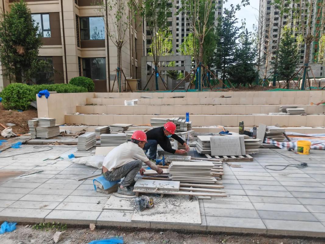 天潤一期園林綠化工程啟動，樹木入場與鋪磚同步推進